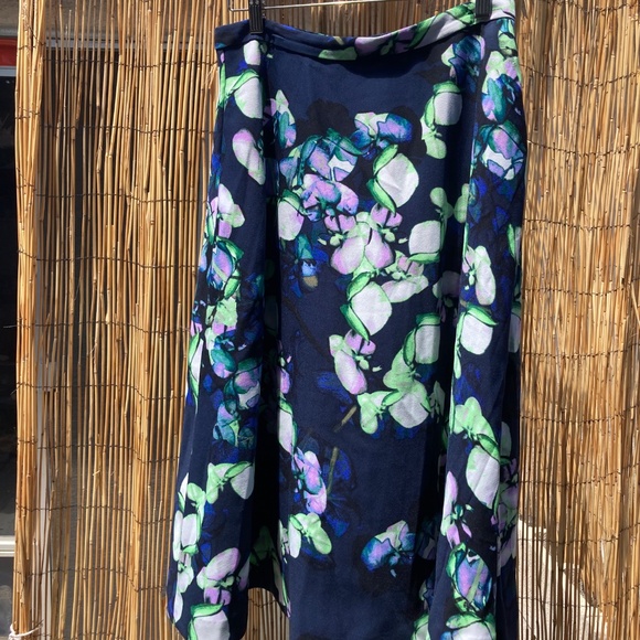 BR Floral Midi Skirt with Pockets - Picture 5 of 9